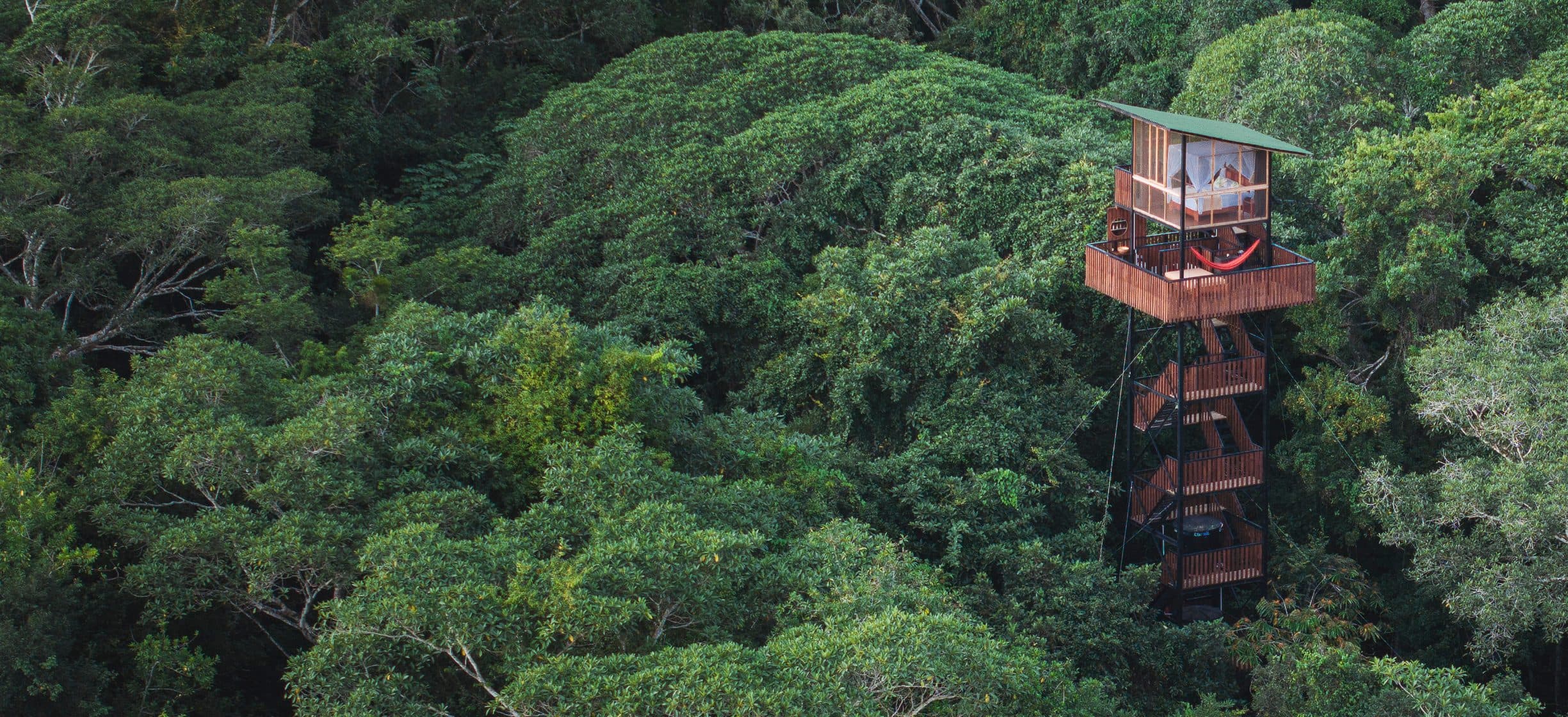 La torre de La Manigua Lodge sobre la selva, vista desde el aire.